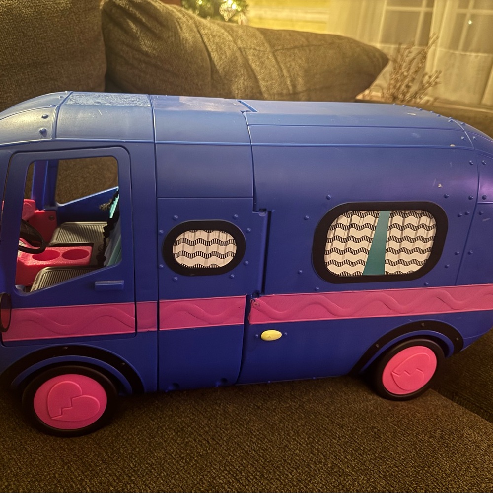 L.O.L. Surprise! Large Glamper w/Dolls & Accessories!
